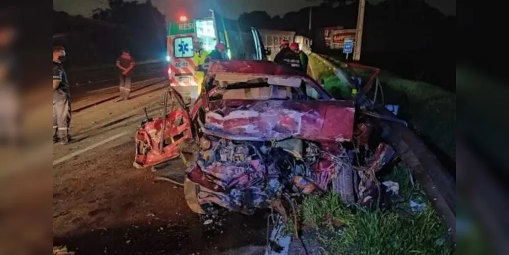 Carro ficou destruído após colisão