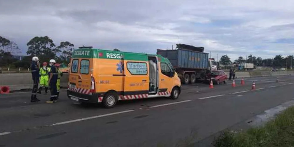 Outras quatro pessoas ficaram feridas. A Polícia Rodoviária Federal ainda apura as causas do acidente