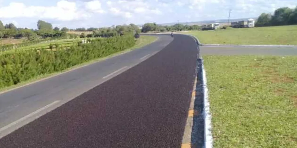 As obras envolvem a implantação de terceiras faixas ao longo de 17,5 quilômetros dos 127,1 quilômetros do trecho.