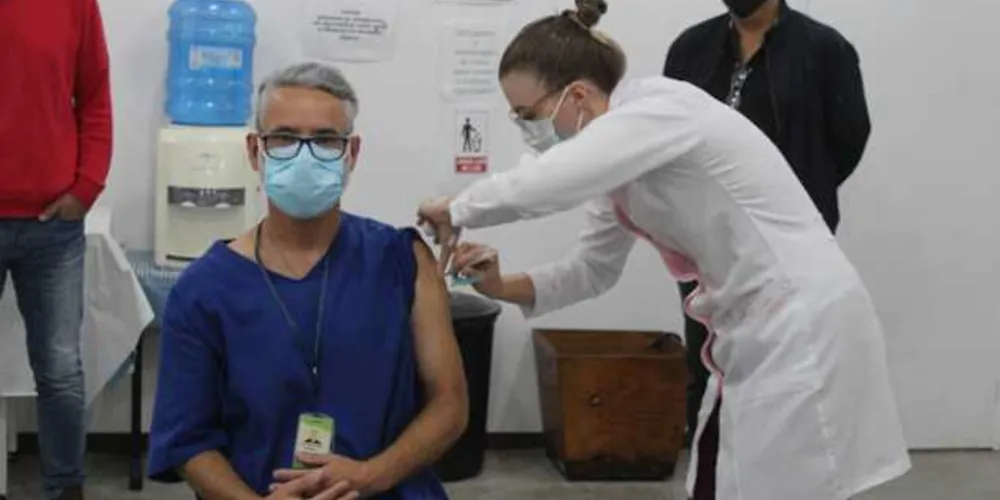 Nesta etapa, os trabalhadores da saúde estão recebendo as doses de acordo com o Plano Estadual de Vacinação