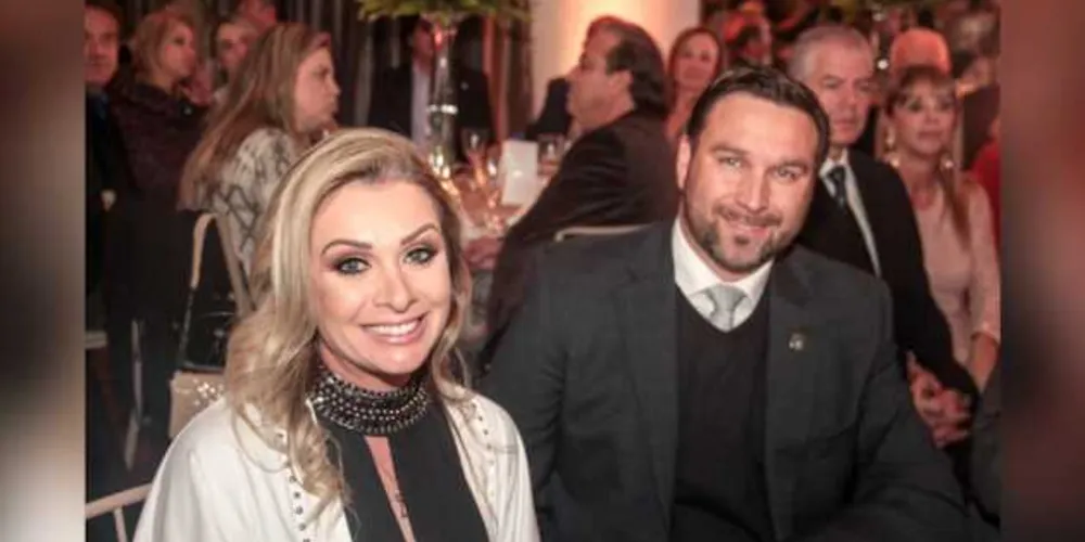 BODAS - Marcio e Fabia Pauliki celebraram na última segunda-feira (1) seus 18 anos de casados, 18 anos de casamento, Bodas de Turquesa. Conhecida por sua bela cor, a pedra turquesa representa boas energias e bem-estar. Vale ressaltar que Fabia será muito cumprimentada nesta terça-feira (2), pela passagem de seu aniversário. Da coluna RC os sinceros votos de felicidades