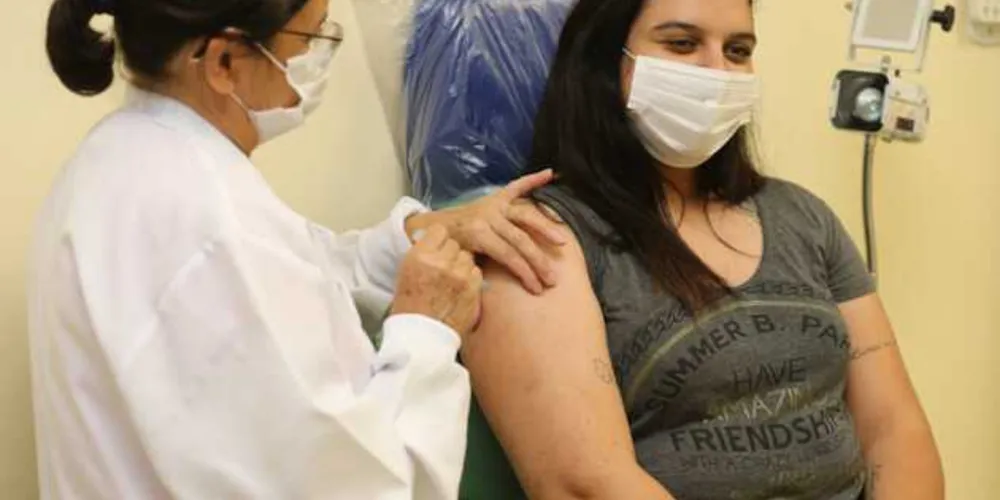 Segundo especialistas, vacinação irá prevenir as cepas encontradas até o momento em território brasileiro