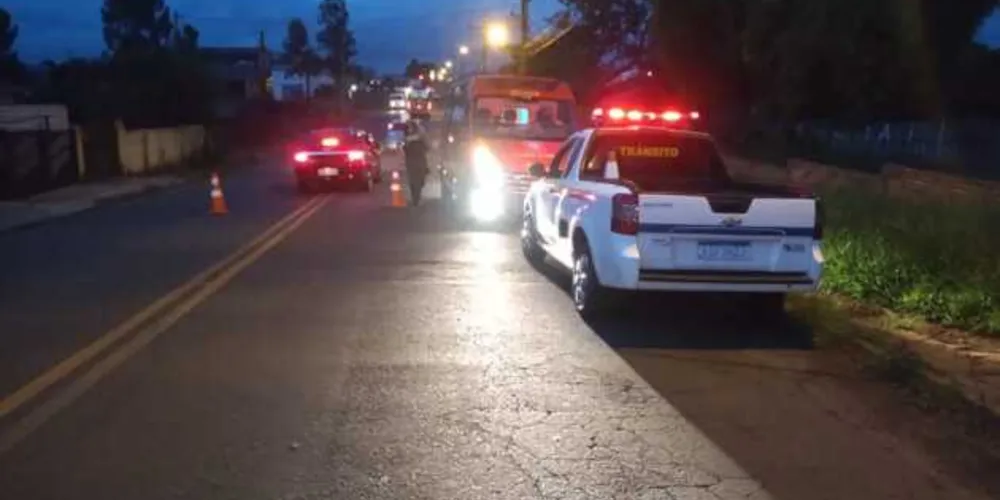 Imagem ilustrativa da imagem Acidente entre carro e moto deixa jovens feridos