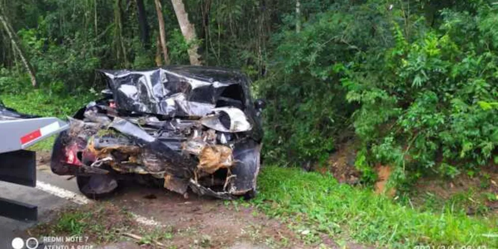 Imagem ilustrativa da imagem Carro bate contra árvore  e duas pessoas morrem na PR-340