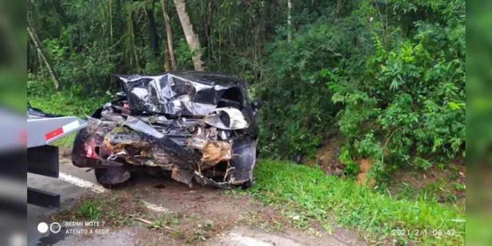 Imagem ilustrativa da imagem Carro bate contra árvore  e duas pessoas morrem na PR-340
