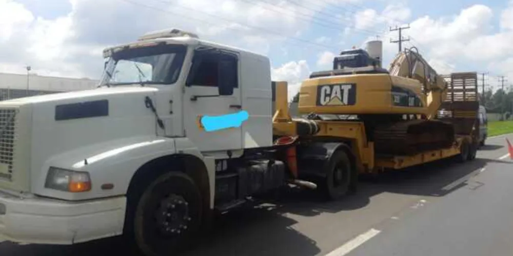 Imagem ilustrativa da imagem PRF apreende caminhão com várias irregularidades em PG