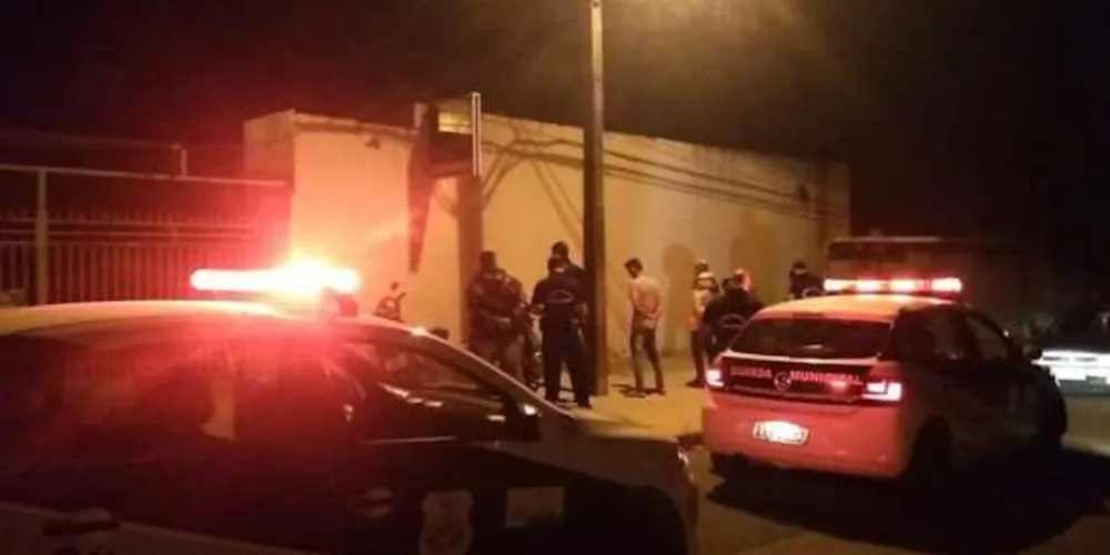 Ação ocorreu em três praças do município na noite desta terça-feira (02)