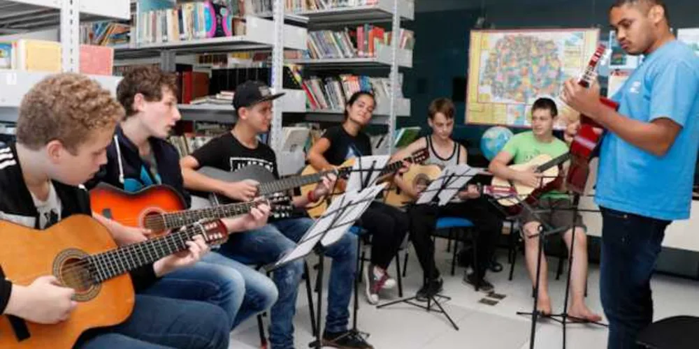 O auxílio é disponibilizado para que os jovens realizem atividades voltadas a crianças, adolescentes, famílias e idosos das comunidades onde vivem. 