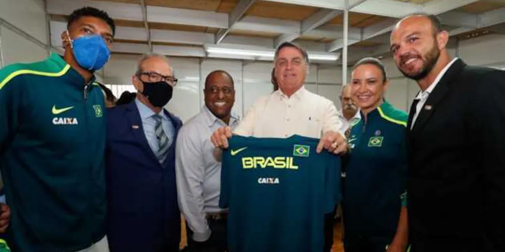 Participam da cerimônia os medalhistas Maurren Maggi e André Domingos