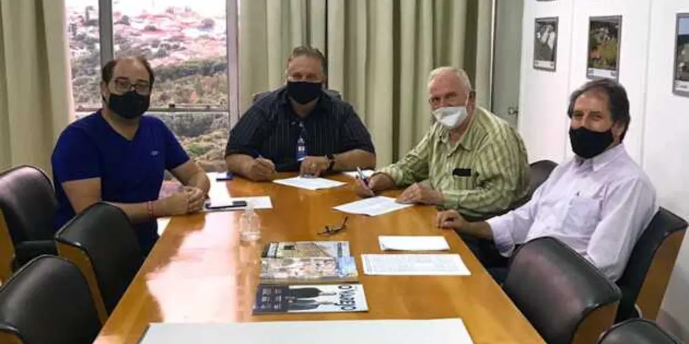 Para a assinatura do acordo estiveram presentes o presidente do Sindilojas, José Loureiro; e do Secpg, João Vendelin Kieltyka