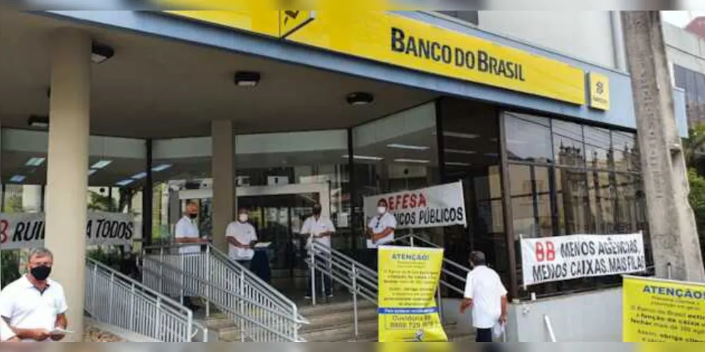 Recentemente, colaboradores se mobilizaram em frente à agência em Ponta Grossa