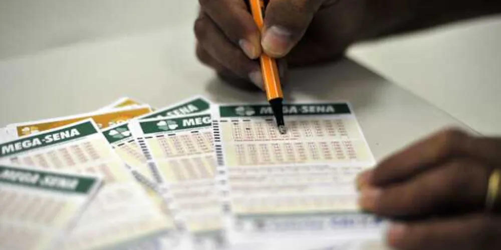 O preço da aposta simples da Mega-Sena, em que o apostador marca seis dezenas, é de R$ 4,50