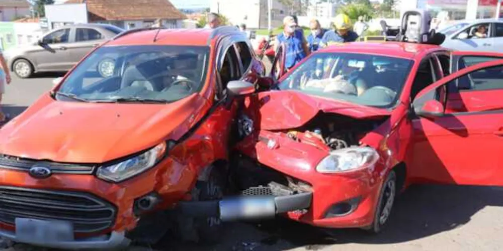 Imagem ilustrativa da imagem Colisão envolve dois carros na Dom Geraldo Pellanda