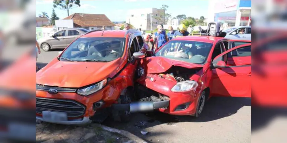 Imagem ilustrativa da imagem Colisão envolve dois carros na Dom Geraldo Pellanda