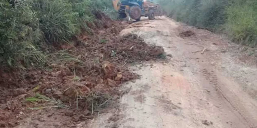 Equipes da Secretaria Municipal de Obras e Infraestrutura fizeram reparos em diversas vias na sexta-feira (5)