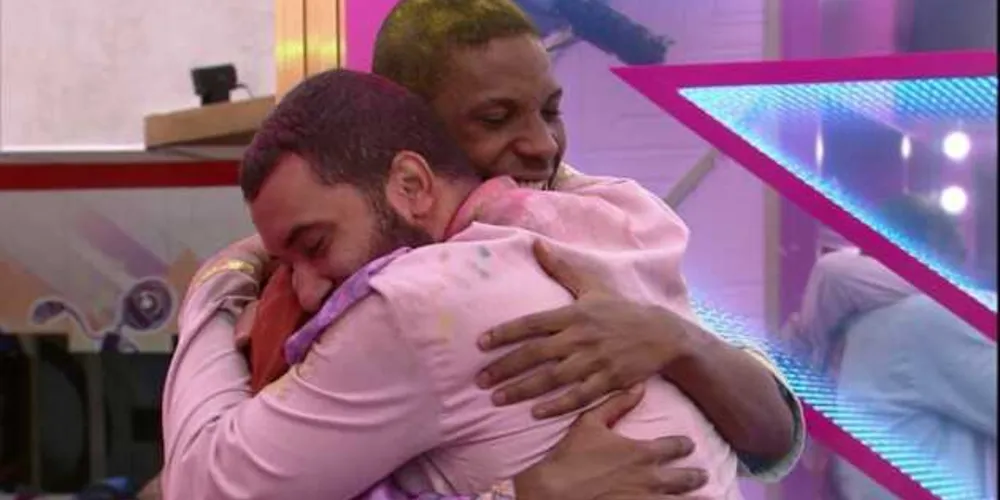 Imagem ilustrativa da imagem 'BBB 21': Lucas Penteado beija Gilberto na boca, é criticado e deixa o programa