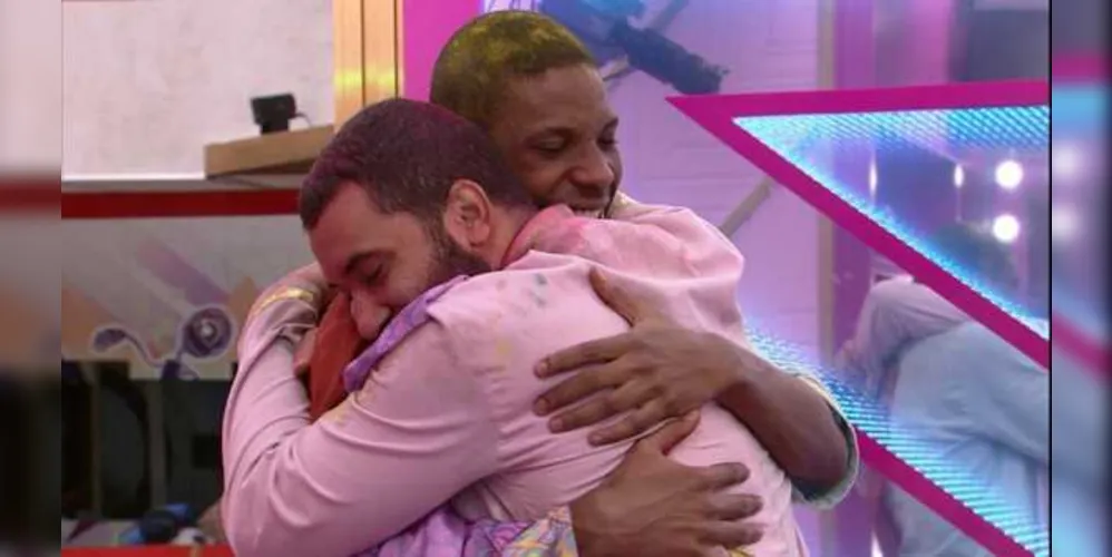Imagem ilustrativa da imagem 'BBB 21': Lucas Penteado beija Gilberto na boca, é criticado e deixa o programa