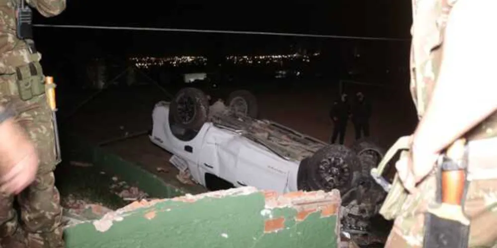 Imagem ilustrativa da imagem Caminhonete desgovernada invade pátio do 13º BIB