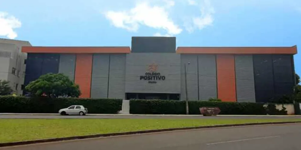 A segunda língua é utilizada dentro e fora da sala de aula e, dessa forma, o aluno é naturalmente exposto ao idioma, em contextos diversos