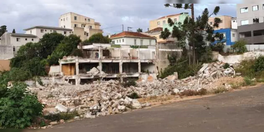 Antigo prédio foi demolido em março de 2019 e, desde então, obra não teve qualquer avanço