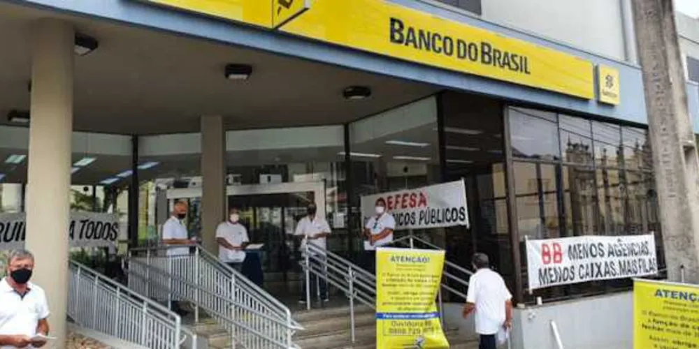 Mobilização foi realizada recentemente em frente a uma agência em Ponta Grossa
