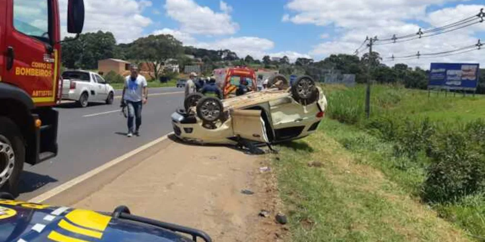 Imagem ilustrativa da imagem Carro capota e atinge pedestre na Souza Naves