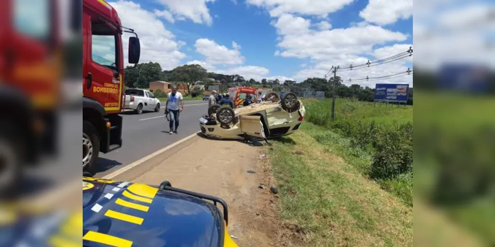 Imagem ilustrativa da imagem Carro capota e atinge pedestre na Souza Naves