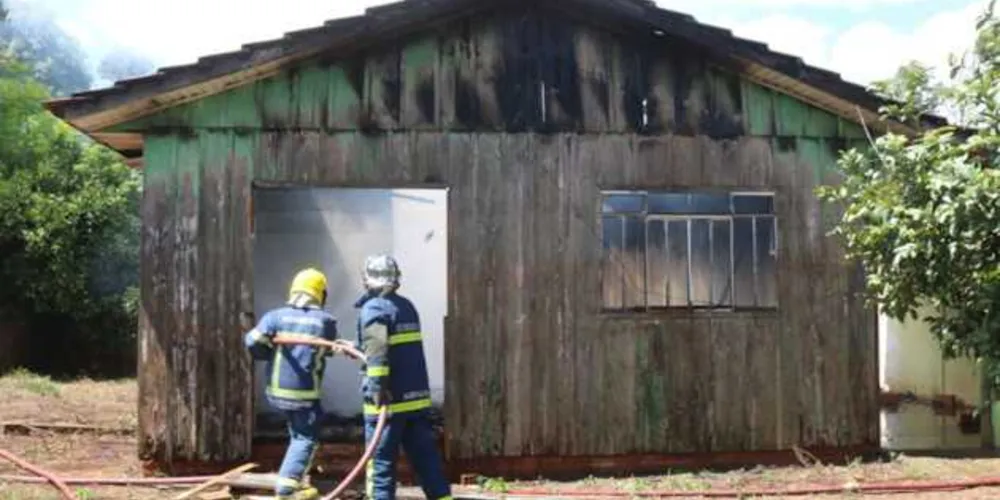 Imagem ilustrativa da imagem Incêndio destrói residência abandonada no Jardim Paraíso