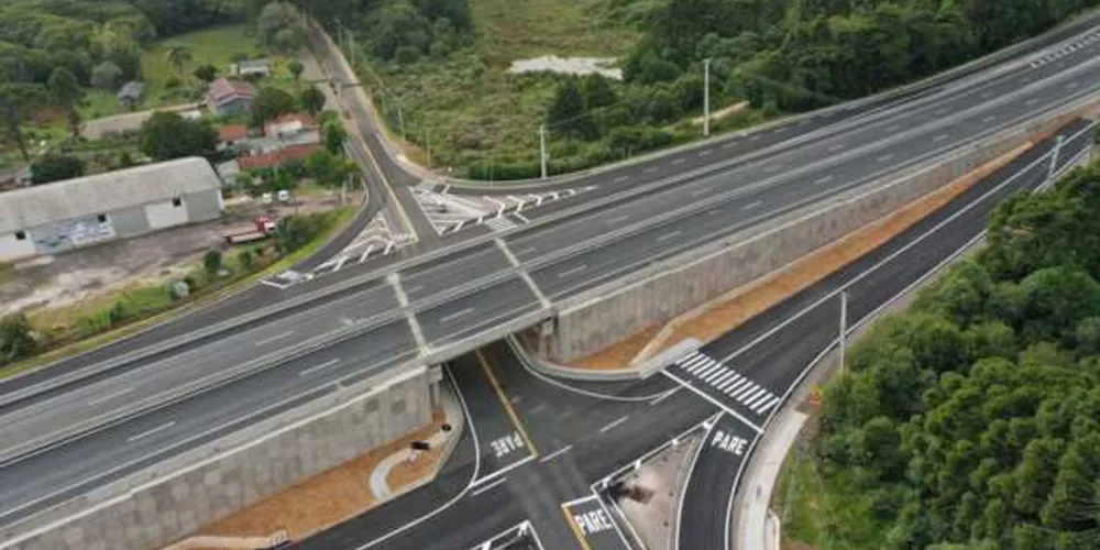 O viaduto está localizado no km 256 da PR-151 e foi construído em apenas dez meses pela concessionária CCR RodoNorte