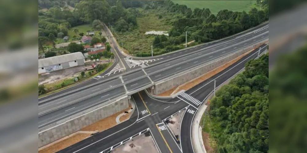 O viaduto está localizado no km 256 da PR-151 e foi construído em apenas dez meses pela concessionária CCR RodoNorte