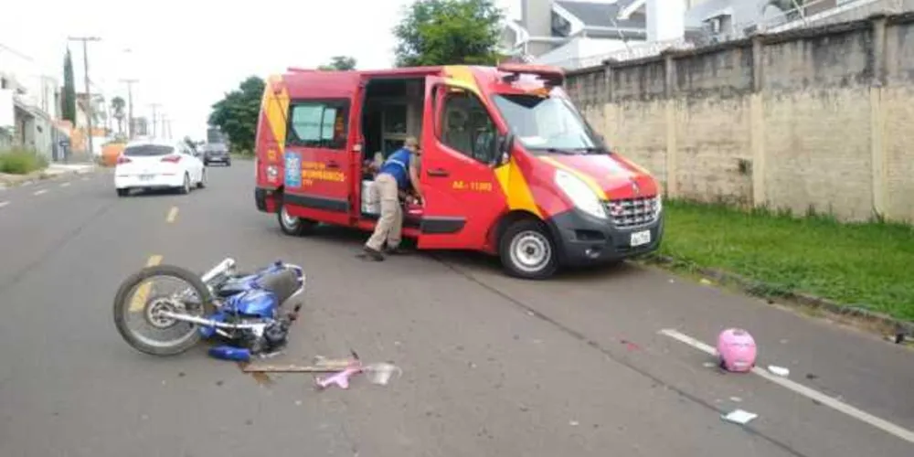 Imagem ilustrativa da imagem Jovem fica ferida após batida entre carro e moto em PG