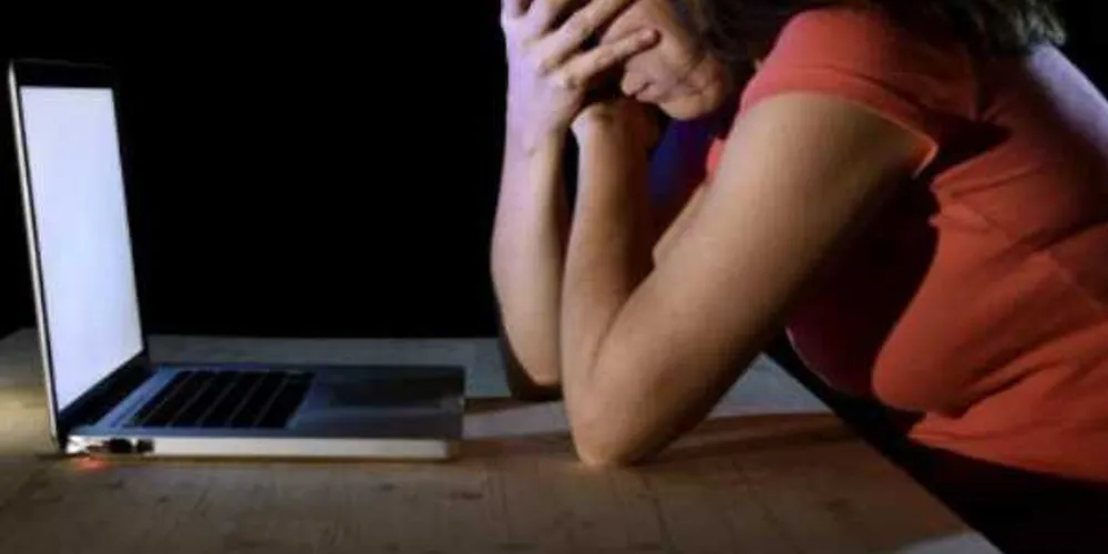 A vítima deve salvar, o mais rápido possível, arquivos, e-mails, capturas de tela (print screen) ou qualquer outra evidência para materializar a denúncia.