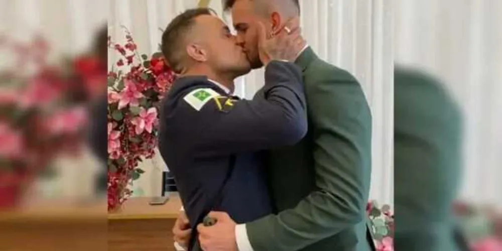 Imagem ilustrativa da imagem PM gay que teve arma recolhida celebra casamento