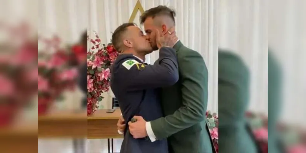 Imagem ilustrativa da imagem PM gay que teve arma recolhida celebra casamento