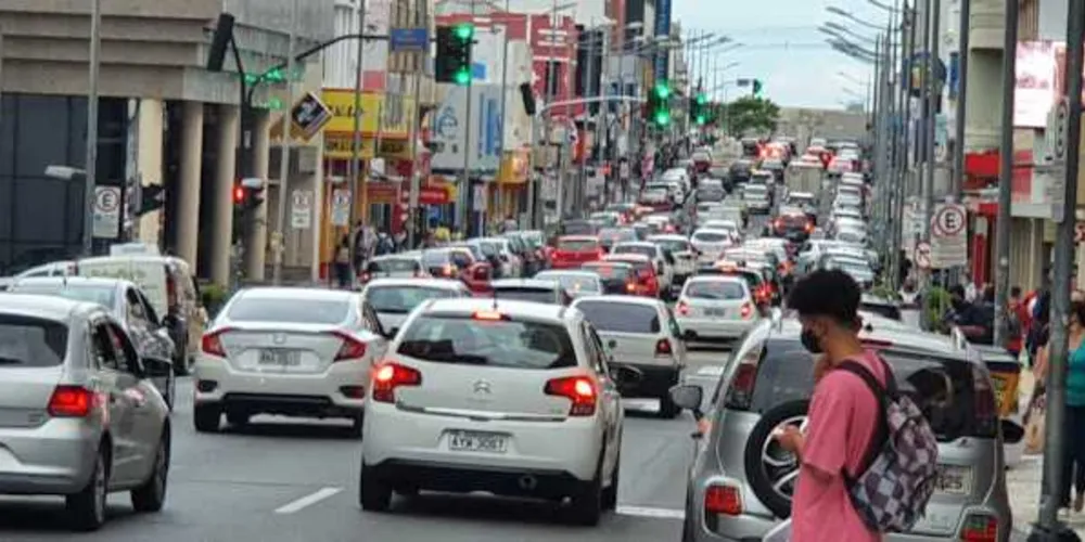 As lojas de shoppings e do comércio de rua irão abrir normalmente - salvo algumas exceções. Bancos não abrem na segunda e terça