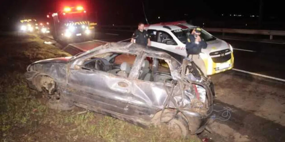 Carro capotou várias vezes e motorista foi ejetado na BR-376