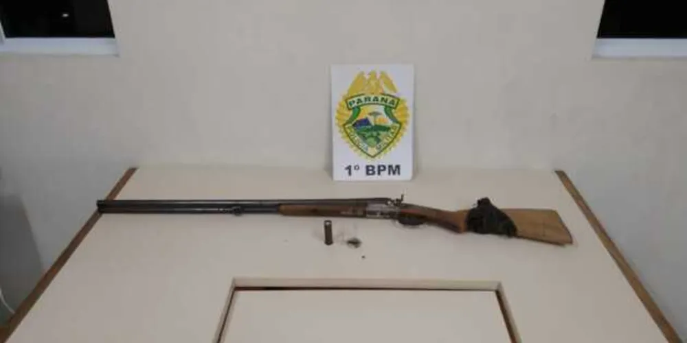 Além da arma, PM encontrou buchas de maconha e crack na casa do suspeito