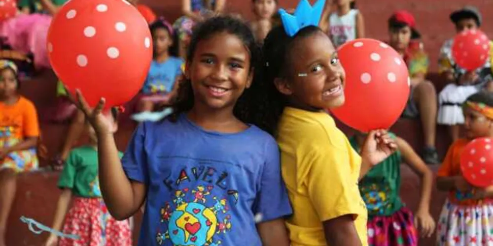 Para a data não passar em branco, a ONG Favela Mundo produziu vídeos que resgatam o clima e a cultura da festa brasileira, com músicas, danças e alegria