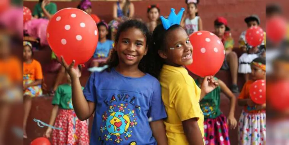 Para a data não passar em branco, a ONG Favela Mundo produziu vídeos que resgatam o clima e a cultura da festa brasileira, com músicas, danças e alegria