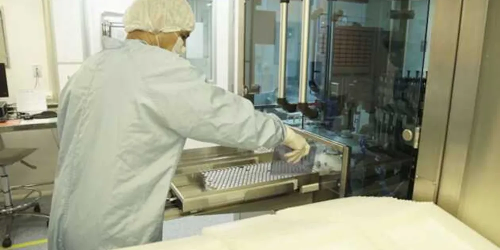 No segundo semestre não será mais necessária a importação do IFA, que passará a ser produzido em Bio-Manguinhos, após a conclusão da transferência de tecnologia