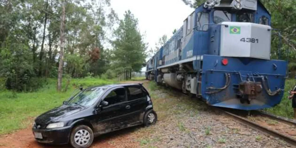 Imagem ilustrativa da imagem Carro ‘apaga’ e acaba atingido por trem na Vila Teresa