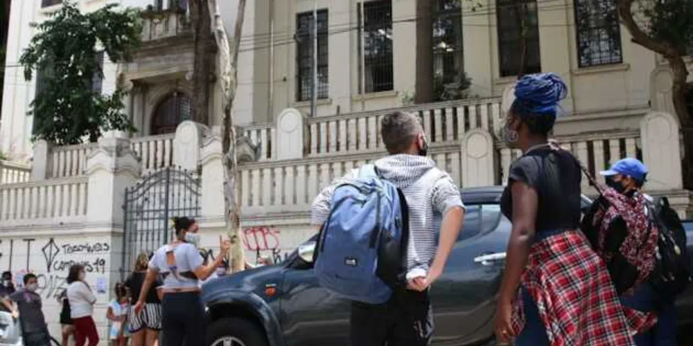 A volta às aulas presenciais no Paraná acontecerá de forma escalonada. O ano letivo 2021 está marcado para começar nesta quinta-feira (18).