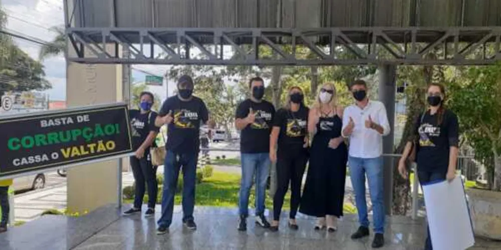 Protesto acontece em frente à Câmara de Ponta Grossa