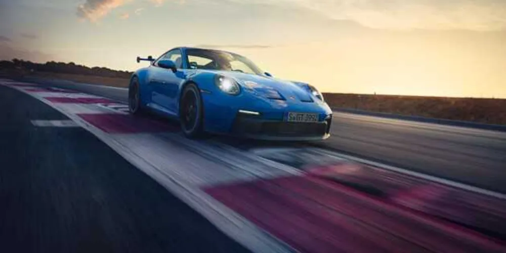 Com uma velocidade máxima de 320 km/h (318 km/h com PDK), é ainda mais rápido do que o anterior 911 GT3 RS. 