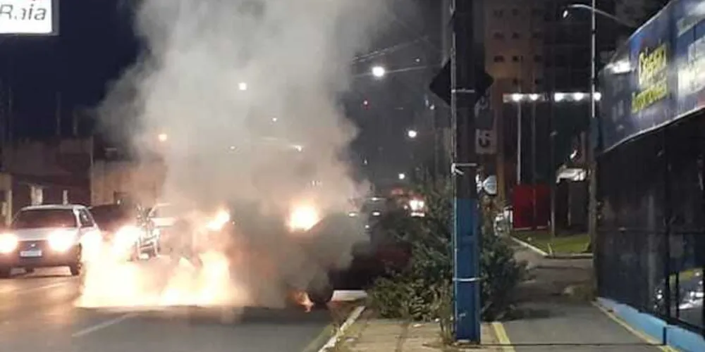 Imagem ilustrativa da imagem Incêndio destrói carro na Avenida Carlos Cavalcanti