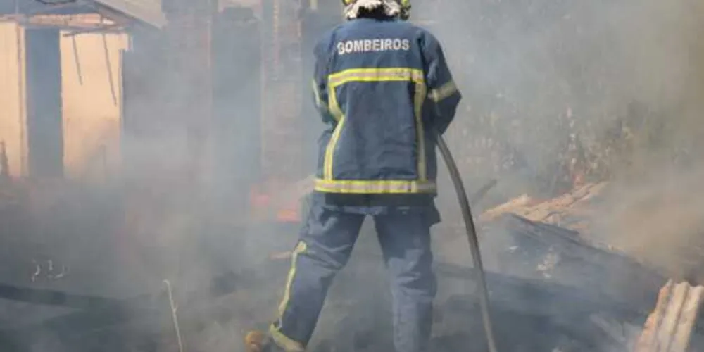 Imagem ilustrativa da imagem Incêndio destrói casa de madeira no Jardim Castanheira