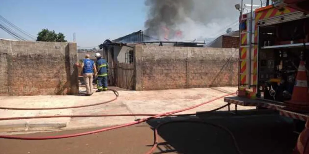 Imagem ilustrativa da imagem TV explode e casa é consumida por incêndio em PG
