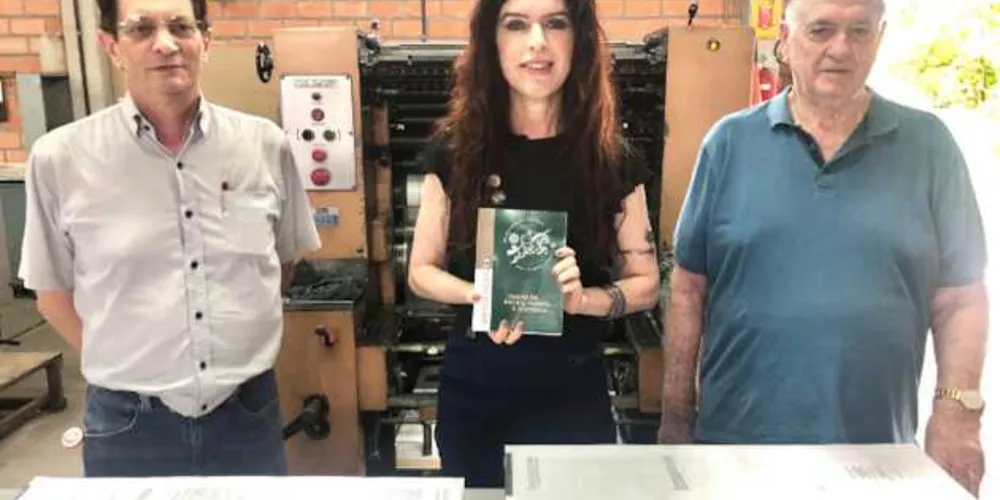 Lançamento - A Academia de Letras dos Campos Gerais (ALCG) lançará na próxima segunda-feira (22), a Antologia 11, às 19h, na Mansão Villa Hilda. A publicação de antologias faz parte da tradição da entidade que já consolidou sua presença no cenário cultural dos Campos Gerais. No registro, Renata Regis Florisbelo, Flávio Madalosso Vieira e David Pilatti Montes, respectivamente presidente, secretário-geral e 2º tesoureiro da ALCG, em visita às instalações da Gráfica Planeta para acompanhar a produção da Antologia 11.