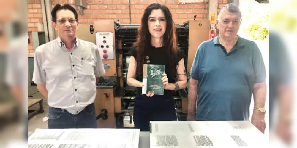 Lançamento - A Academia de Letras dos Campos Gerais (ALCG) lançará na próxima segunda-feira (22), a Antologia 11, às 19h, na Mansão Villa Hilda. A publicação de antologias faz parte da tradição da entidade que já consolidou sua presença no cenário cultural dos Campos Gerais. No registro, Renata Regis Florisbelo, Flávio Madalosso Vieira e David Pilatti Montes, respectivamente presidente, secretário-geral e 2º tesoureiro da ALCG, em visita às instalações da Gráfica Planeta para acompanhar a produção da Antologia 11.