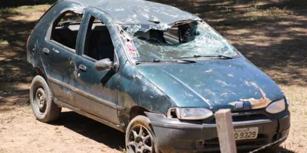 Veículo ficou destruído após acidente